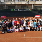 Marc López es va fotografiar amb els nens i nenes lleidatans que van participar en el clínic.