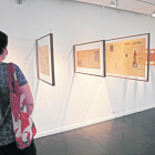 Una de les primeres visitants ahir a CaixaForum Lleida a l’exposició temporal d’obres de l’IVAM.