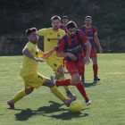 Un jugador del Vilanova de la Barca intenta controlar la pilota davant d’un defensa de l’Alcoletge.