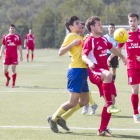 Álvaro Muñoz intenta controlar la pilota davant de la pressió d’un defensor tarragoní.