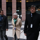 Toni Comín, Clara Ponsatí i Carles Puigdemont, al sortir de l’Europarlament al febrer.