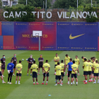 Quique Setién reunió a la plantilla del Barça en el campo Tito Vilanova antes de iniciar el entrenamiento en grupo.
