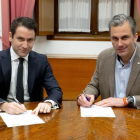 Imagen de García Egea y Ortega Smith firmando un acuerdo en el Parlamento andaluz.