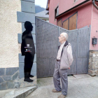 Hipólito Socasau y Dionisia Sánchez, junto a sus siluetas a tamaño real instaladas en las calles de Es Bòrdes. 
