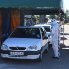 Empleados del sector sanitario realizan pruebas PCR a varios ciudadanos desde sus coches, este miércoles frente al aparcamiento del campo de fútbol Reino de León.