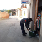 El porta a porta va començar ahir al Cogul amb la recollida del vidre a cada casa.