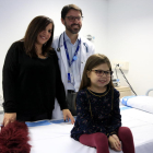 Iria, la nena de deu anys amb una malaltia ultrarara que ha estat trasplantada de cor, fetge i ronyó a Vall d'Hebron, amb la seua mare, Judith, i el doctor Jesús Quintero, a la consulta.