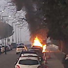 Un vehículo incendiado ayer delante del INS Gili i Gaya. 