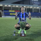 Genís Soldevila junto al trofeo de campeones y máximo goleador.