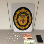 Imatge dels embolcalls d'heroïna i cocaïna intervinguts per la Guàrdia Urbana de Lleida al detingut.