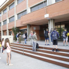 La entrada de algunos alumnos este lunes en la escuela Frederic Godàs de Lleida.