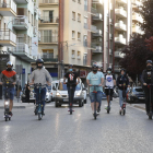 Usuaris de patinets a Lluís Companys, que serà ‘Zona 30’.