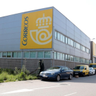 Correus tanca un centre logístic de Lleida per un treballador amb símptomes de coronavirus