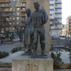 A la izquierda, la estatua de la plaza Pagesos con la placa del escudo de la ciudad. A la derecha, imagen de ayer sin ella.