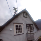 Kilian baixant el ‘Cerví’ per la teulada de casa, a Noruega.
