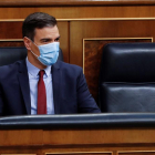 El presidente del Gobierno central, Pedro Sánchez, ayer en el Congreso, con una mascarilla.