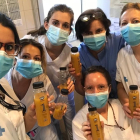 Fruits de Ponent  va donar ahir als professionals dels hospitals Arnau de Vilanova i Santa Maria un total de tres-centes botelles de suc com a mostra de solidaritat.