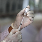 Un sanitari subministra una vacuna.