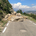 Las rocas que ayer cortaron la carretera que une Castell de Mur con Sant Esteve de la Sarga.