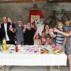 Una de les famílies d’Aitona que ahir va celebrar Sant Antolí amb un vermut casolà.
