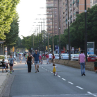 Persones passejant pel mig de la calçada, ahir, a l’avinguda Madrid de Lleida.