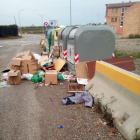 Contenedores desbordados en la calle Salvador Espriu de Torres de Segre.