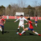 Un jugador del Borges intenta superar a dos rivales en un momento del partido.
