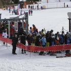 Esquiadores ayer a mediodía a la espera de subir a un remonte abierto en la estación de Boí Taüll.