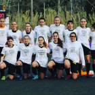 Carla Reullí, en el centro en la fila inferior, junto a sus compañeras con una camiseta de apoyo hacia ella.