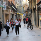 Tres dones passejant ahir a la tarda per l’Eix Comercial de Lleida carregades amb bosses.