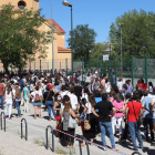 Las colas masivas obligan a suspender el cribado entre el personal docente en Madrid