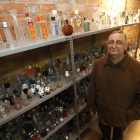 Ramon Ribé va començar a col·leccionar botelles de colònia fa gairebé 20 anys i actualment en té emmagatzemades unes 1.000.