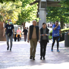 Varias personas pasean en el primer día de desconfinamiento en el Paseo del Arenal en Bilbao.
