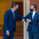 Salutació entre Sánchez i Casado, ahir, abans de començar la reunió que van mantenir a la Moncloa.