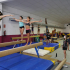 Gimnastes del Club Gimnàstic Lleida durant la sessió d’ahir després de reprendre l’activitat dimecres.
