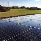 Imagen de archivo de paneles solares para suministrar electricidad a una granja.