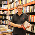 El periodista y escritor barcelonés Enric Calpena presentó ayer en la librería Caselles ‘El primer capità’.