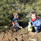 Familias leridanas hacen una plantada de árboles en el Turó de Gardeny