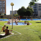 Imagen de las piscinas de Cappont ayer por la tarde con separadores en el suelo que garantizan los dos metros de distancia de seguridad. 