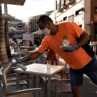 Un cambrer desinfecta una taula d’aquest bar a Tenerife.