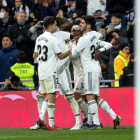 Los jugadores del Madrid celebran el segundo tanto, obra de Vinícius.