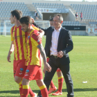 Joan Carles Oliva felicita a los jugadores el pasado domingo tras el triunfo en Cuenca.