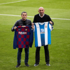 Valverde y Abelardo se hicieron ayer la foto tradicional con las camisetas de sus equipos.