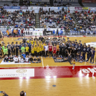Tots els jugadors dels diferents clubs que van participar, durant el descans del partit d’ahir, en el Dia del Bàsquet Lleidatà.