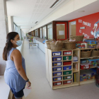 A l’escola La Mitjana han tret al passadís prestatgeries per deixar més espai a les aules.