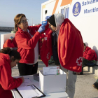 Personal de Creu Roja pren la temperatura a una migrant.