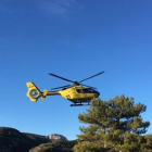 Un helicóptero de emergencia se dirige al lugar del suceso, ayer.