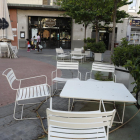 Parte de la terraza de un local de restauración de Lleida, con sillas y mesas desplegadas en la calle.