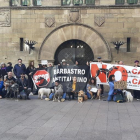 Participantes este domingo en la manifestación contra la caza y la defensa de los galgos y otras razas, en la plaza Paeria de Lleida.