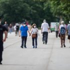 Diverses persones passejaven ahir pel parc d’El Retiro de Madrid protegits amb mascaretes.